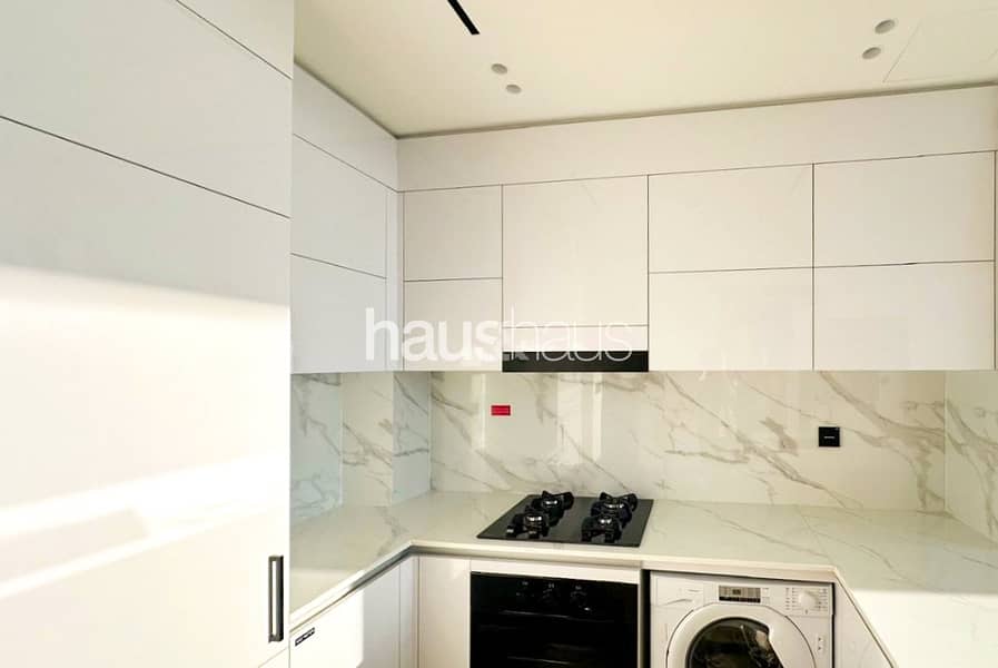 Modern | Unfurnished | available Jan | Balcony - Image 6