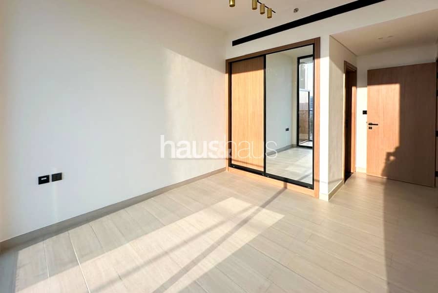 Modern | Unfurnished | available Jan | Balcony - Image 8