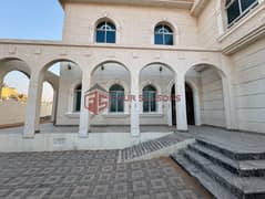 فیلا في الرفاع 6 غرف 2100000 درهم - 10459513