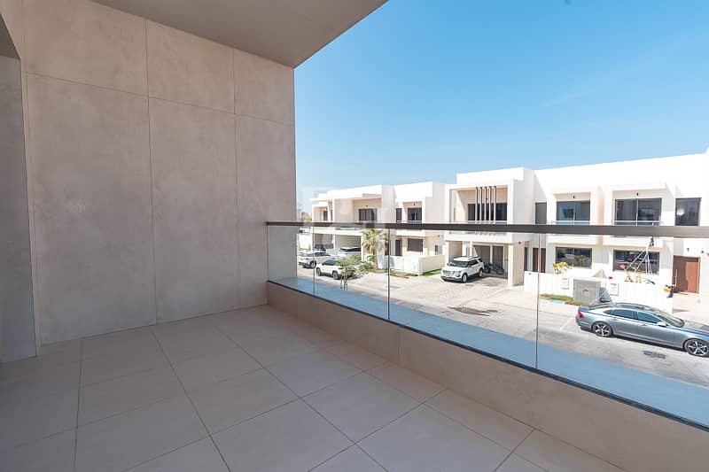 9 yas-acres-yas-island-abu-dhabi-balcony (4). JPG