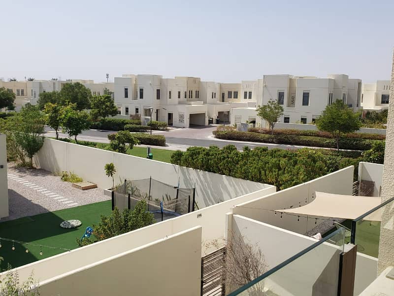 Amazing Single Row Villa + Maid Beside the Park Amazing Single Row Villa + Maid Beside the Park