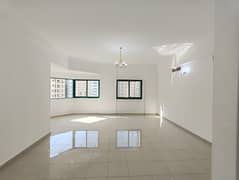 شقة في المجاز 3 غرف 52000 درهم - 9152202