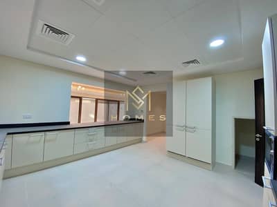 4BR+M | END UNIT |  VACANT