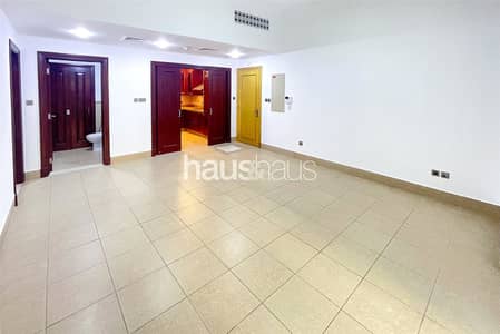 2 Bedroom Apartment for Rent in Downtown Dubai, Dubai - Ground Floor Unit | Spacious | Garden