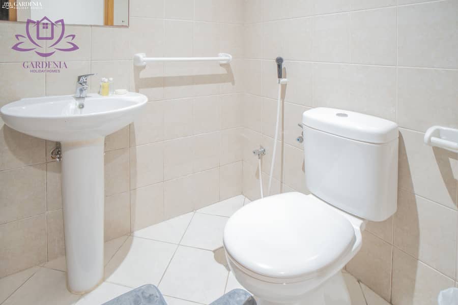 24 Maids bathroom. jpg