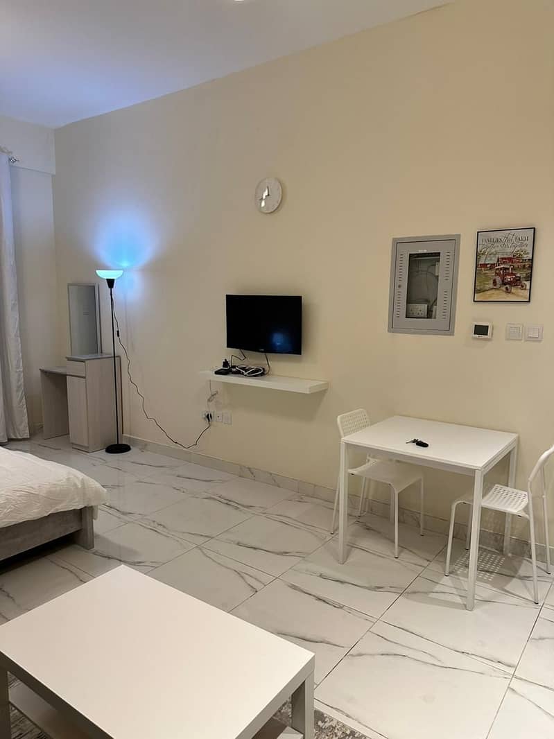 6 Front Wall+TV. jpg