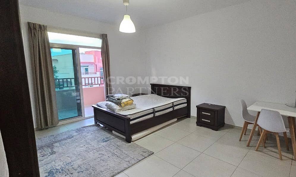 Large Terraced Studio | Furnished | Vacant