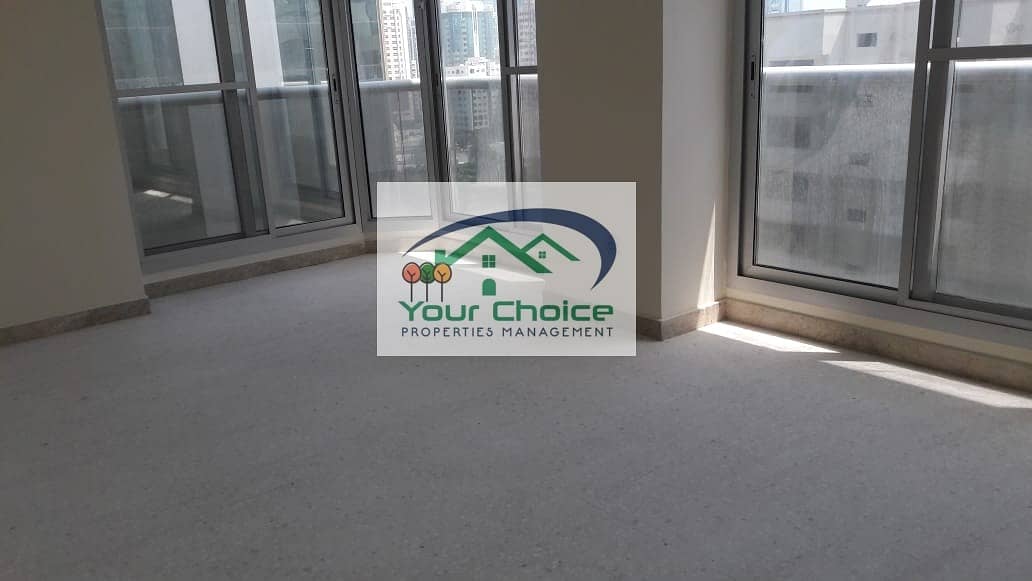 New Renovated 3 Bedroom Hall with Balcony & Underground Parking for 85 New Renovated 3 Bedroom Hall with Balcony & Underground Parking for 85