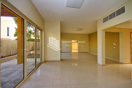 阿尔拉哈花园， 阿布扎比 3 卧室别墅待售 - 3-bedroom-villa-abu-dhabi-al-dar-al-raha-gardens-dining-living-area. JPG