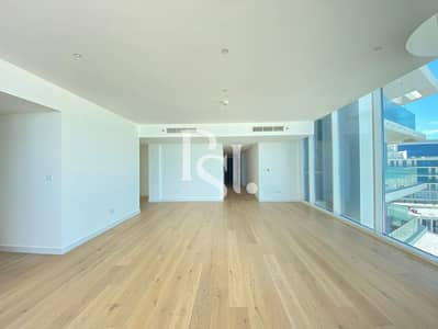 2 Bedroom Flat for Sale in Saadiyat Island, Abu Dhabi - mamsha-saadiyat-island-abu-dhabi-living-room (2). jpg