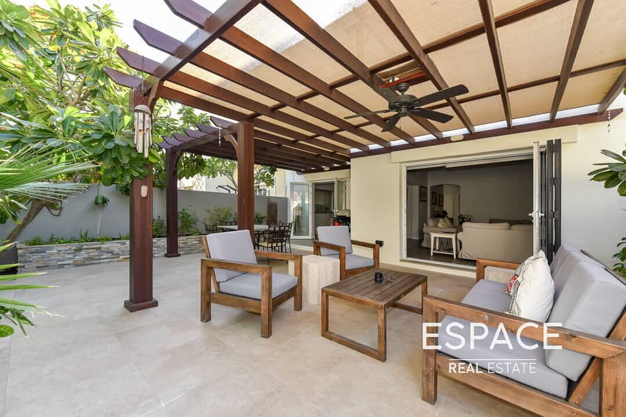 Beautifully Upgraded Villa Next to Park and Pool