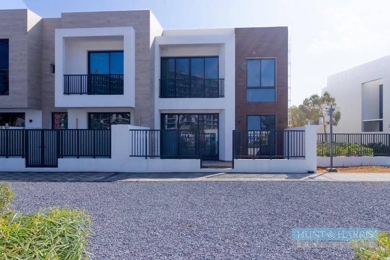 PRICE REDUCED - Modern - Corner Property - Move in Now PRICE REDUCED - Modern - Corner Property - Move in Now