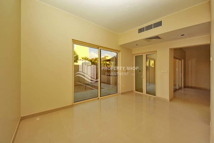 2 4-bedroom-townhouse-abu-dhabi-al-dar-al-raha-gardens-dining-area. JPG