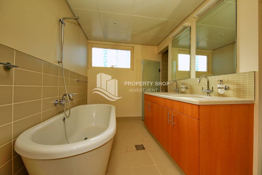 15 4-bedroom-townhouse-abu-dhabi-al-dar-al-raha-gardens-master-bathroom. JPG