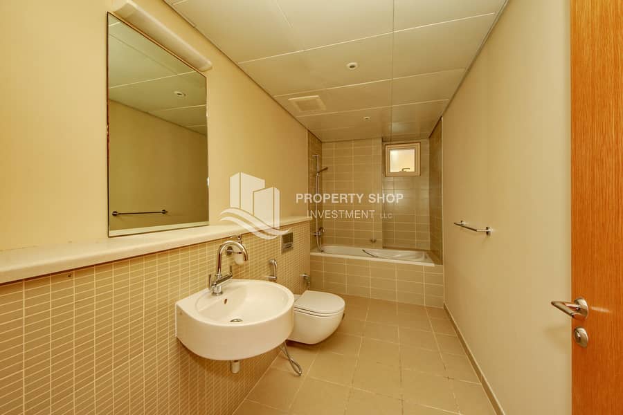 18 4-bedroom-townhouse-abu-dhabi-al-dar-al-raha-gardens-bathroom. JPG