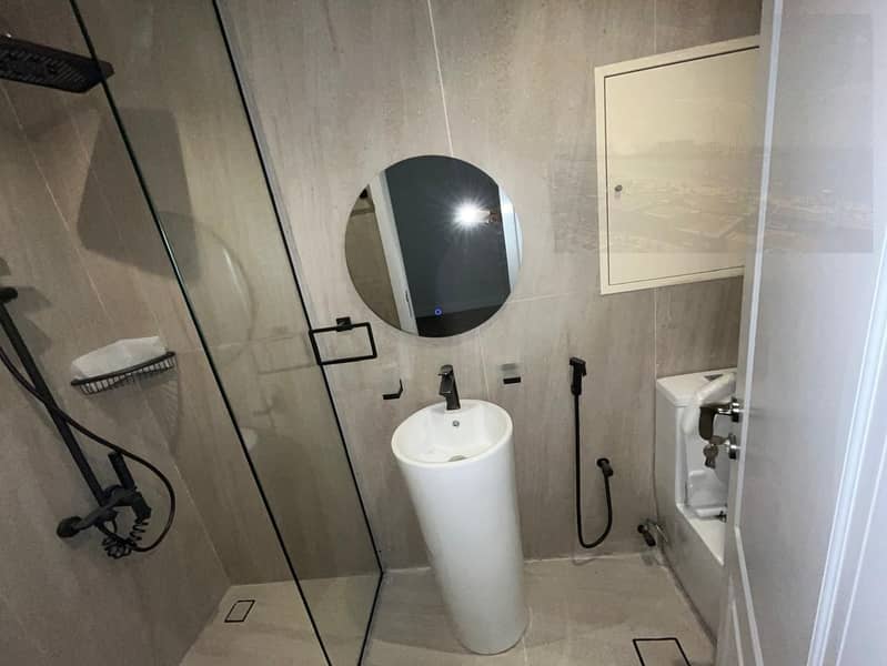16 washroom. jpg