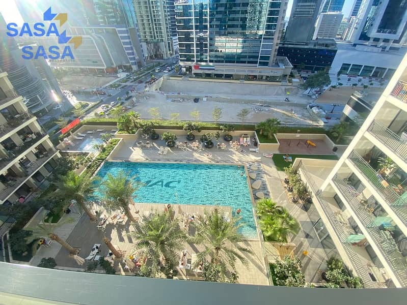 Stunning Pool view| Near to Metro | Move Inn