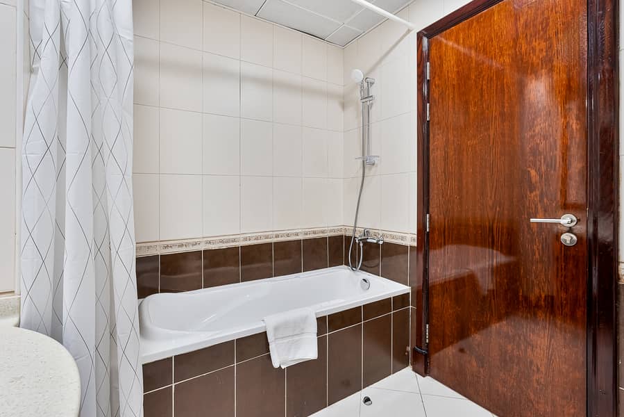 14 Bathroom. jpg