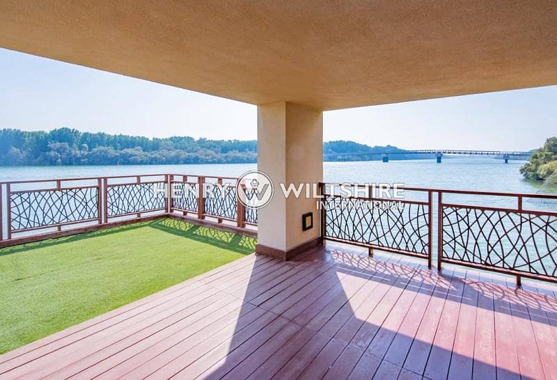 Stunning waterfront villa! Call now for viewing!