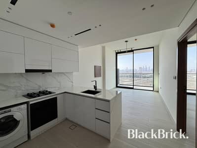 1 Bedroom Apartment for Rent in Jumeirah Village Circle (JVC), Dubai - Luxury 1 Bed with Stunning Marina Skyline Views