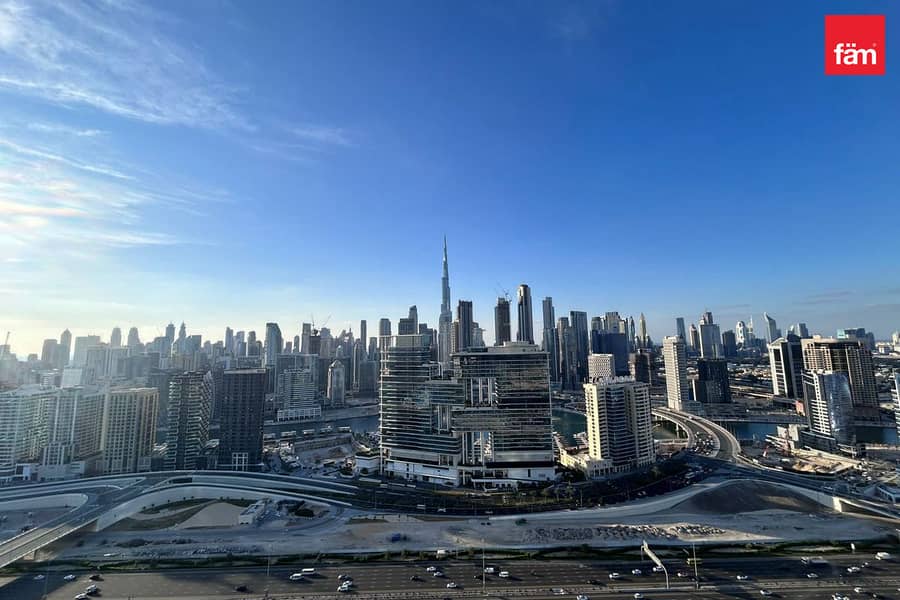 Spacious apt, Burj Khalifa view, near metro!