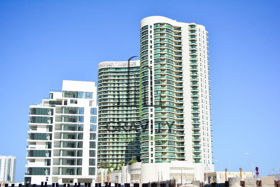 Vacant! Spacious 1BR in Beach Tower w/ wooden flooring
