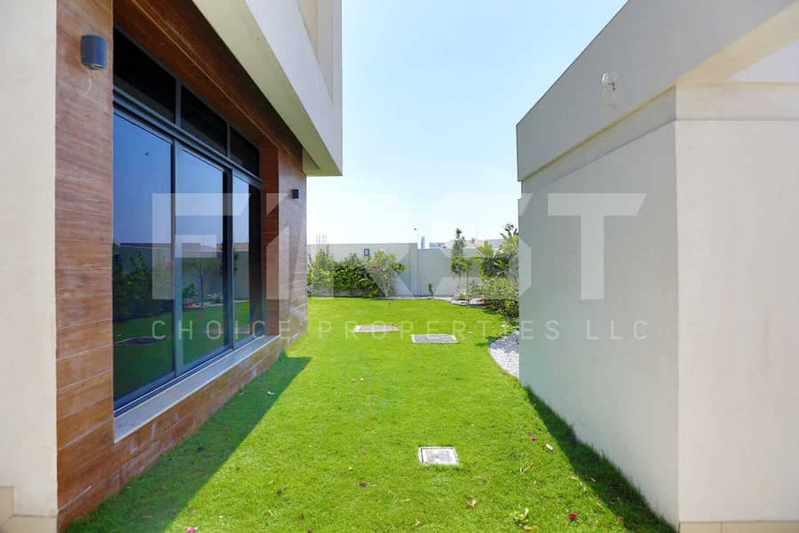 18 External Photo of 5 Bedroom Villa in West Yas Yas Island Abu Dhabi UAE(2). jpg