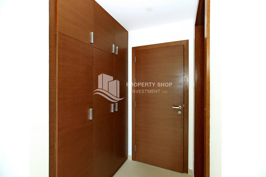 8 3-br-apartment-al-reem-island-shams-abu-dhabi-gate-tower-2-closet. JPG