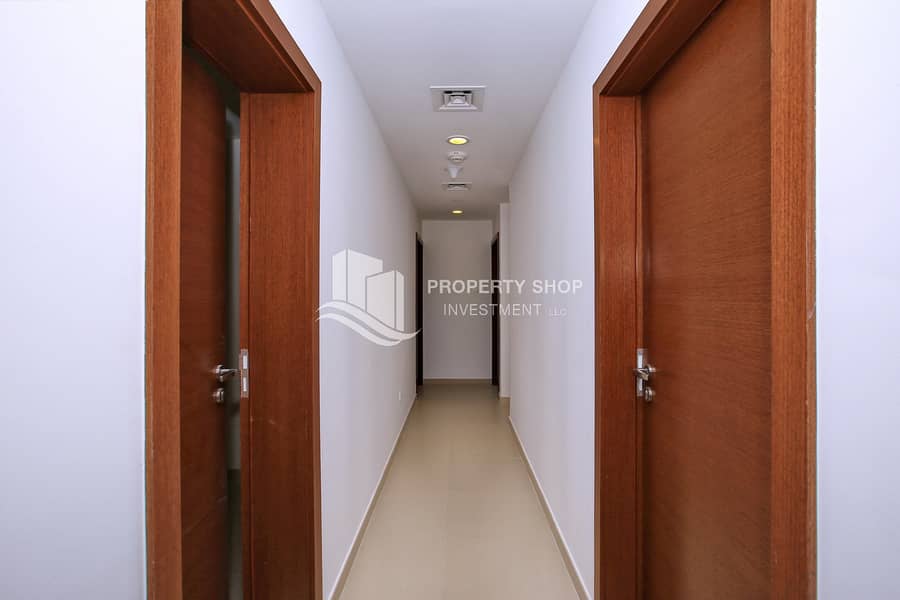 9 3-br-apartment-al-reem-island-shams-abu-dhabi-gate-tower-2-corridor. JPG
