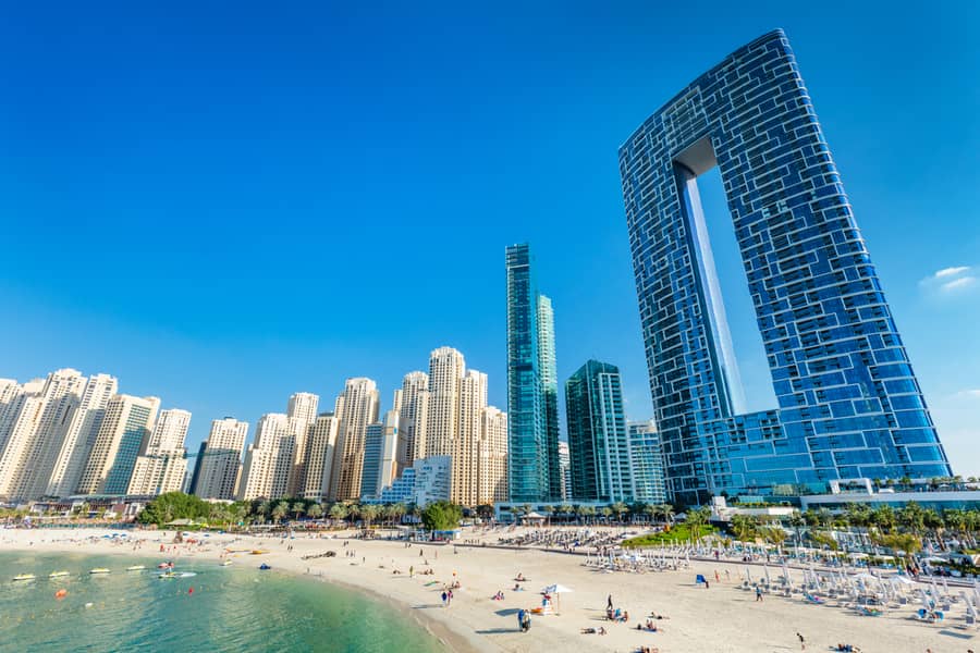52 dubai-jumeirah-beach-with-marina-skyscrapers-in-ua-2022-12-16-11-10-42-utc. jpg