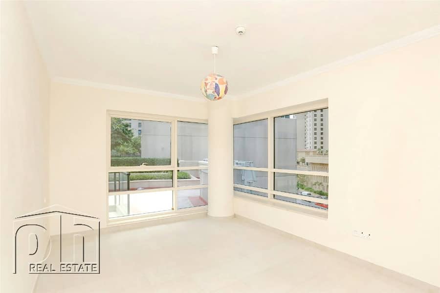 Stunning 2 bedroom in the heart of the marina / UNFURNISHED