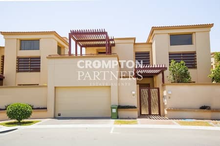 Lovely Family Villa with Private Pool & Garden | Balcony Lovely Family Villa with Private Pool & Garden | Balcony