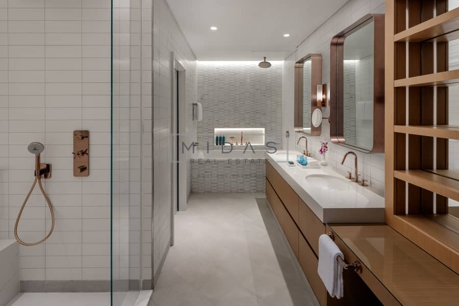 5 One Bedroom Apartment Bathroom Creek View JOCH_015_051223. jpg
