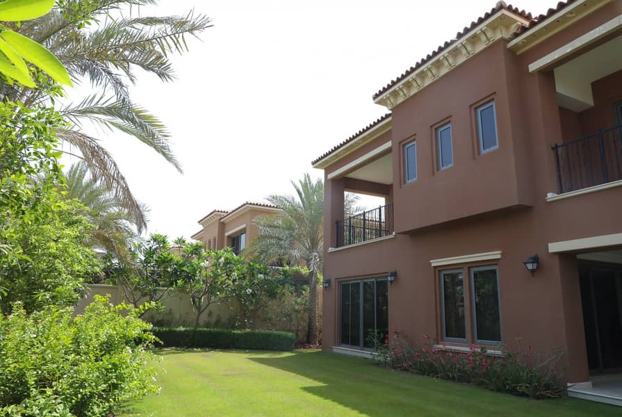 Grand 4 Bedrooms with Spacious Landscaped Gardens!