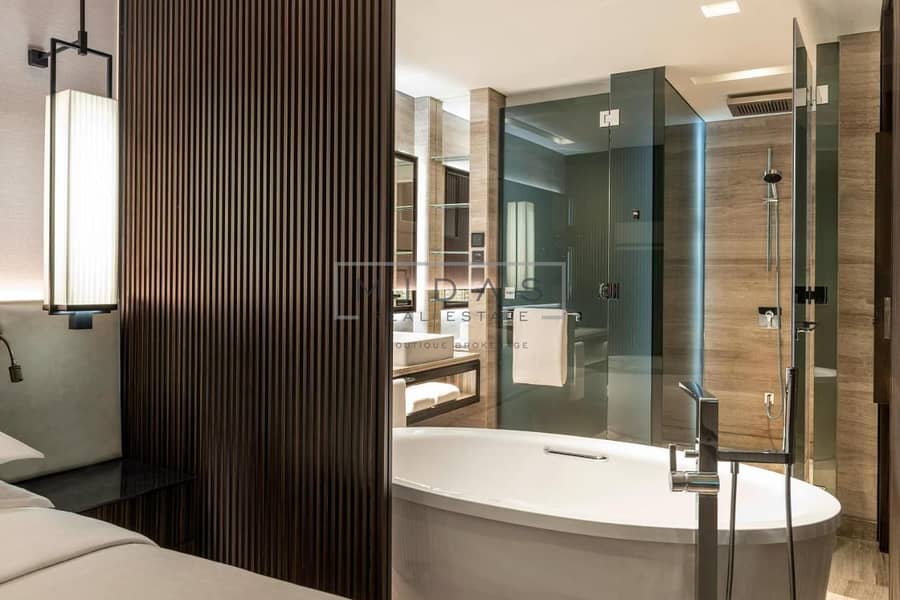 7 SHOWER AND TUB. jpg