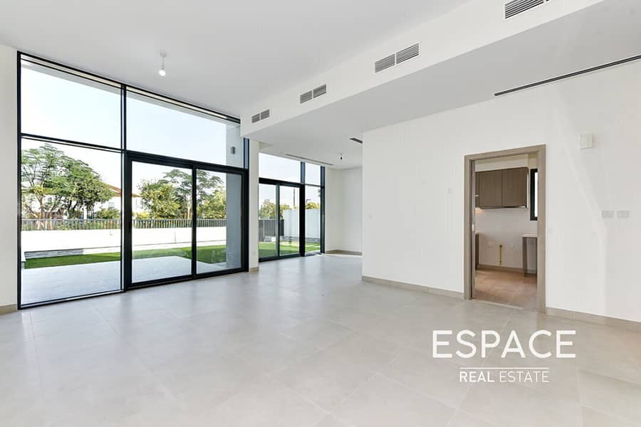 Corner Plot | First Tenancy | Great Location Corner Plot | First Tenancy | Great Location