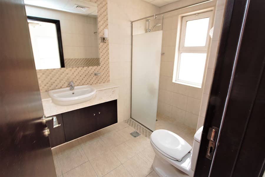 6 Marina_Atzert_Dubai_Real_Estate_Dubailand_The_Villa_Rent_Centro_A1_Ensuite_Bathroom. jpg