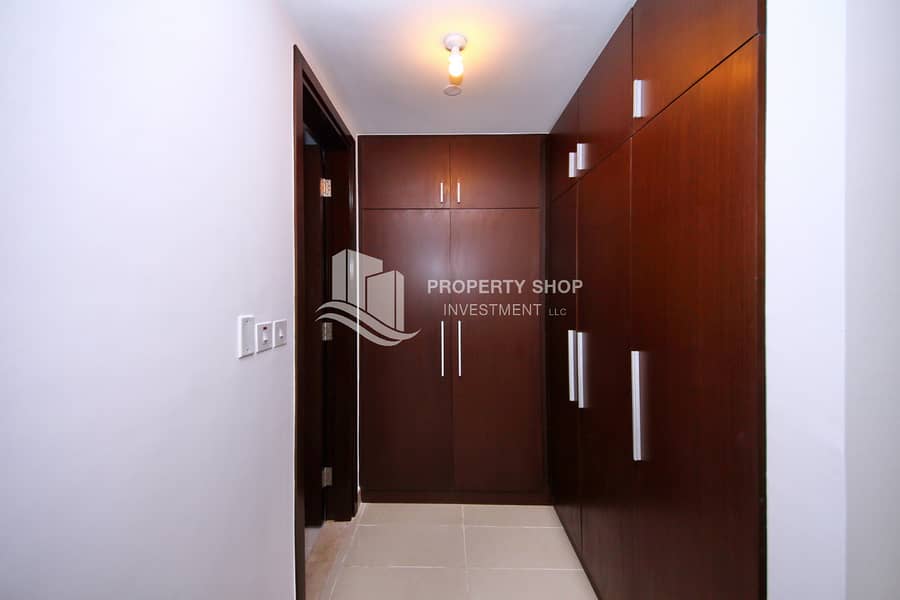 5 1-bedroom-apartment-al-reem-island-marina-square-al-maha-tower-walk-in-cabinet. JPG