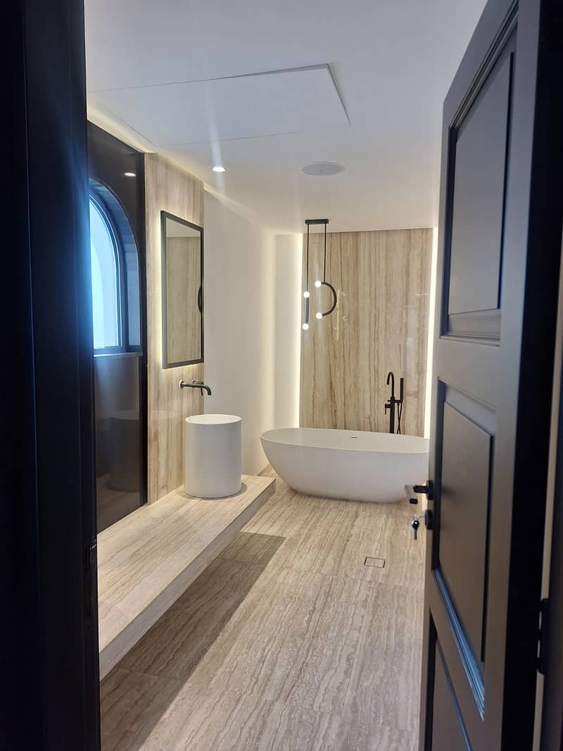 25 Master Bathroom 2. jpeg