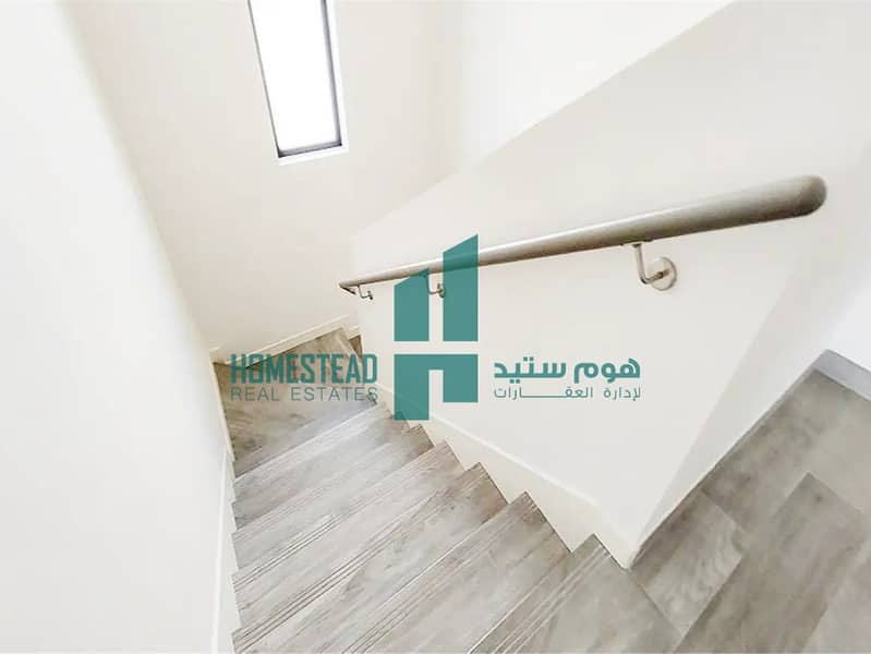 2 13446542-ef912o. jpg