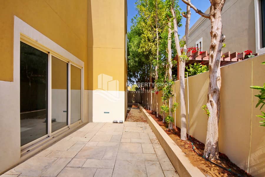 20 3-bedroom-villa-abu-dhabi-al-dar-al-raha-gardens-patio. JPG