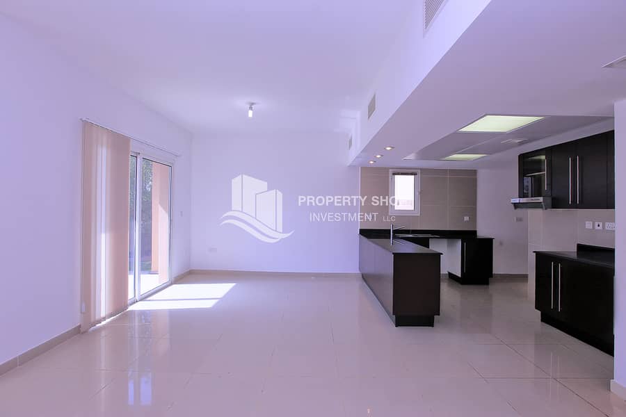2 4-bedroom-villa-abu-dhabi-al-reef-manazel-mediterranean-village-dining-area. JPG