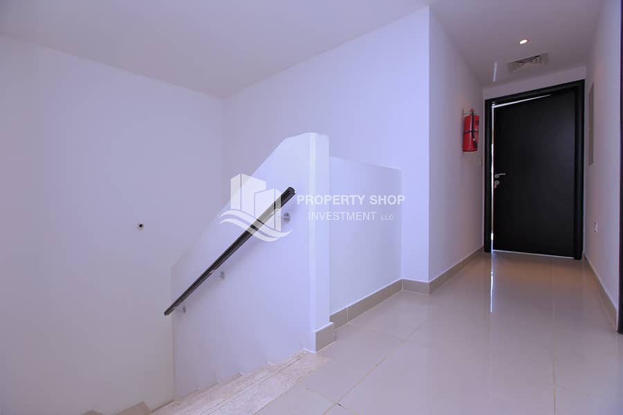 9 4-bedroom-villa-abu-dhabi-al-reef-manazel-mediterranean-village-corridor. JPG