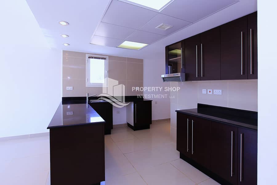 12 4-bedroom-villa-abu-dhabi-al-reef-manazel-mediterranean-village-kitchen. JPG