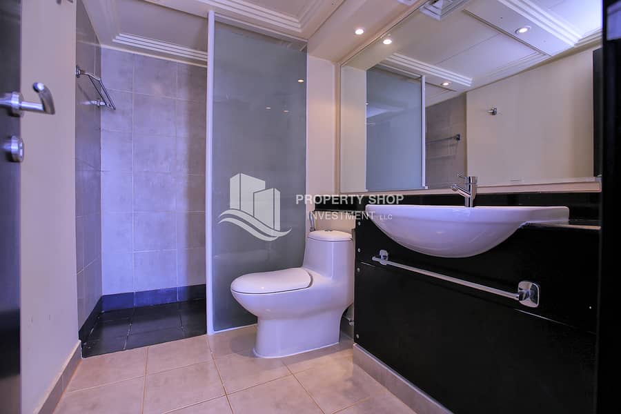 13 4-bedroom-villa-abu-dhabi-al-reef-manazel-mediterranean-village-master-bathroom. JPG