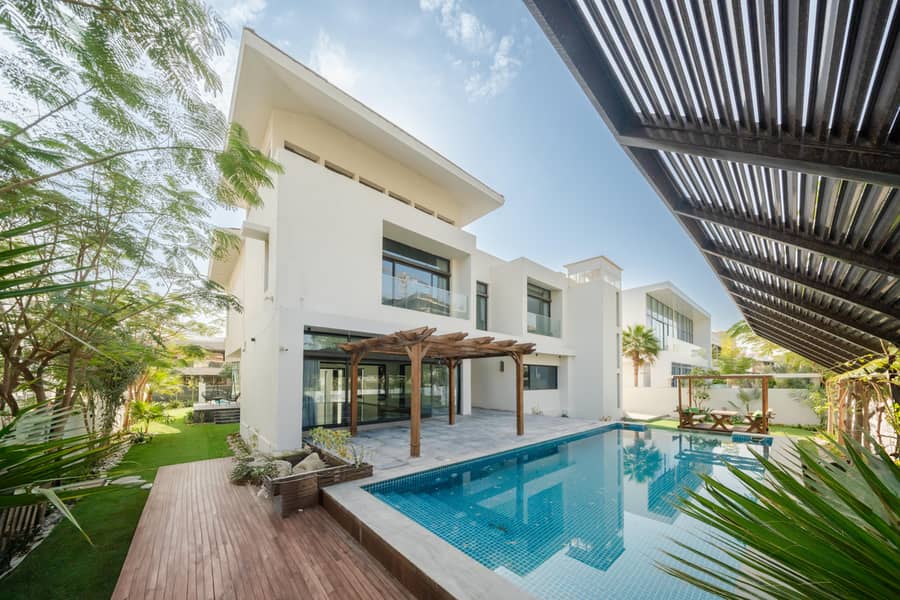 Luxurious Living | Spacious | Fully Upgraded Luxurious Living | Spacious | Fully Upgraded