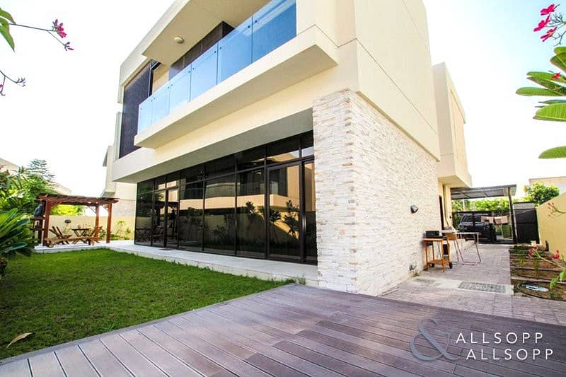 Independent | 5 Bedrooms | Close To Pool