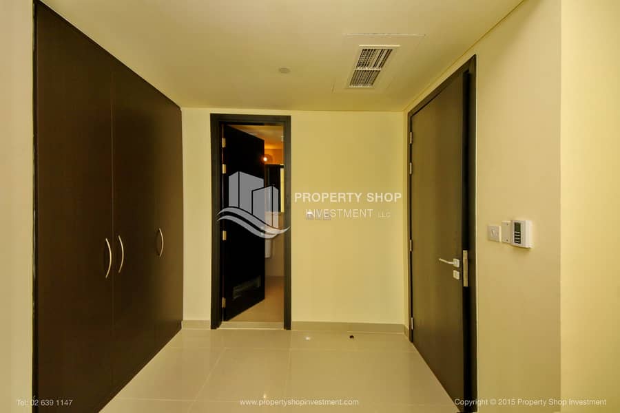 8 3-bedroom-apartment-abu-dhabi-al-reem-island-marina-square-tala-tower-cabinet-3. JPG