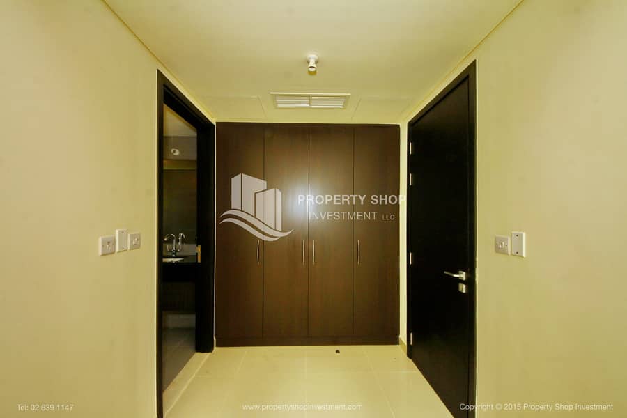9 3-bedroom-apartment-abu-dhabi-al-reem-island-marina-square-tala-tower-cabinet. JPG