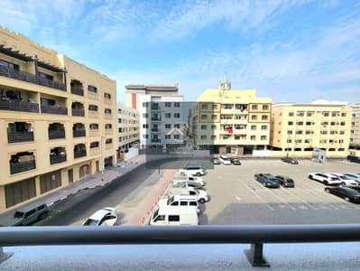 VACANT / NEAR METRO/ MAINTENANCE FREE / GREAT AREA